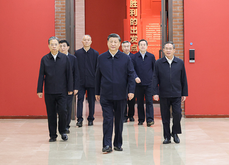 　　10月27日，中共中央總書記、國家主席、中央軍委主席習近平帶領(lǐng)中共中央政治局常委李強、趙樂際、王滬寧、蔡奇、丁薛祥、李希，瞻仰延安革命紀念地。這是習近平等在延安革命紀念館，參觀《偉大歷程——中共中央在延安十三年歷史陳列》。