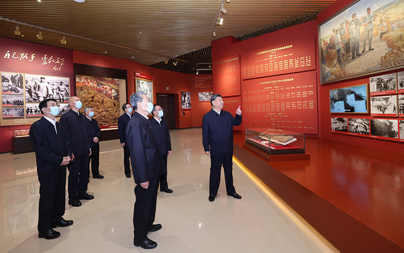 　　10月27日，中共中央總書記、國家主席、中央軍委主席習近平帶領(lǐng)中共中央政治局常委李強、趙樂際、王滬寧、蔡奇、丁薛祥、李希，瞻仰延安革命紀念地。這是習近平等在延安革命紀念館，參觀《偉大歷程——中共中央在延安十三年歷史陳列》。