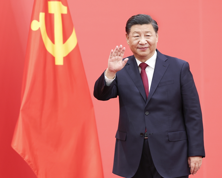 10月23日，剛剛在中國共產(chǎn)黨第二十屆中央委員會第一次全體會議上當(dāng)選的中共中央總書記習(xí)近平和中共中央政治局常委李強(qiáng)、趙樂際、王滬寧、蔡奇、丁薛祥、李希在北京人民大會堂同采訪中共二十大的中外記者親切見面。這是習(xí)近平向在場的中外記者揮手致意。