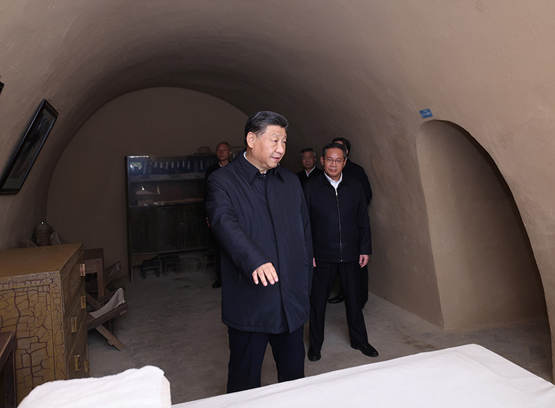　　10月27日，中共中央總書記、國家主席、中央軍委主席習近平帶領(lǐng)中共中央政治局常委李強、趙樂際、王滬寧、蔡奇、丁薛祥、李希，瞻仰延安革命紀念地。這是習近平等在楊家?guī)X參觀毛澤東舊居。