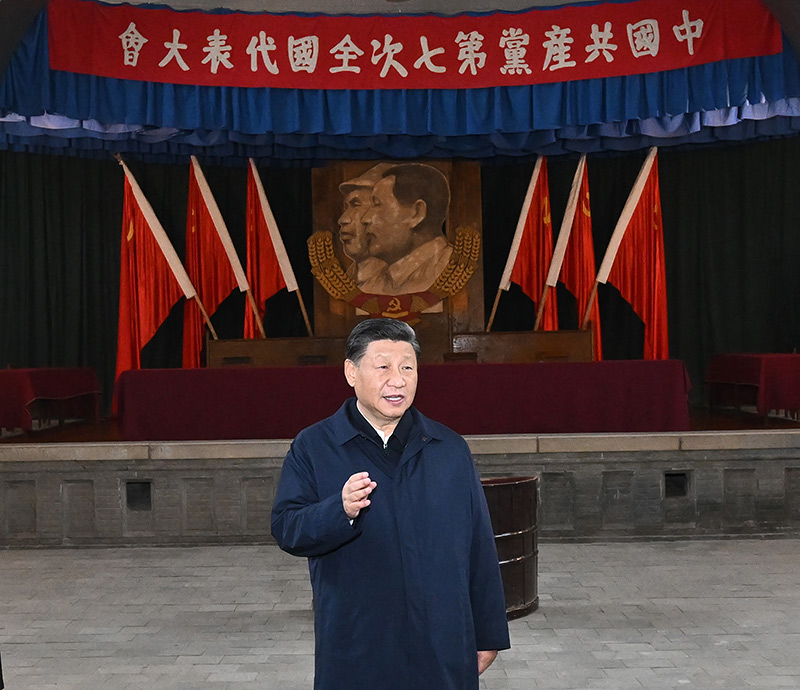 　　10月27日，中共中央總書記、國家主席、中央軍委主席習近平帶領(lǐng)中共中央政治局常委李強、趙樂際、王滬寧、蔡奇、丁薛祥、李希，瞻仰延安革命紀念地。這是習近平在楊家?guī)X瞻仰中共七大會址。