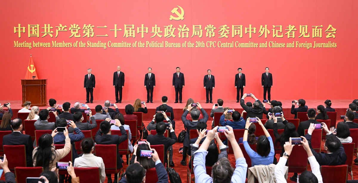 10月23日，剛剛在中國共產(chǎn)黨第二十屆中央委員會第一次全體會議上當(dāng)選的中共中央總書記習(xí)近平和中共中央政治局常委李強(qiáng)、趙樂際、王滬寧、蔡奇、丁薛祥、李希在北京人民大會堂同中外記者親切見面。