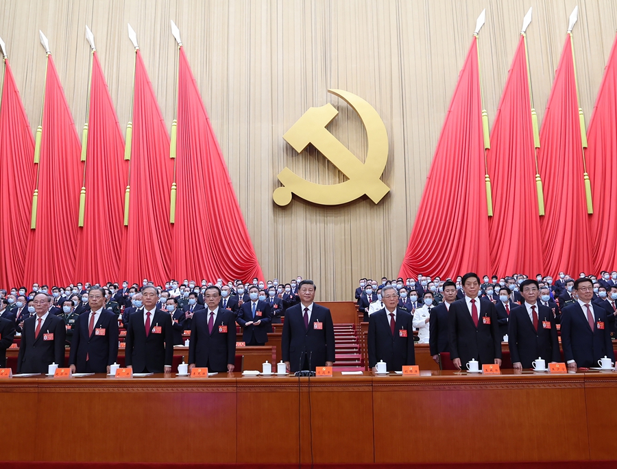 10月22日，中國(guó)共產(chǎn)黨第二十次全國(guó)代表大會(huì)在北京人民大會(huì)堂勝利閉幕。這是習(xí)近平、李克強(qiáng)、栗戰(zhàn)書、汪洋、王滬寧、趙樂(lè)際、韓正、王岐山、胡錦濤在主席臺(tái)上。