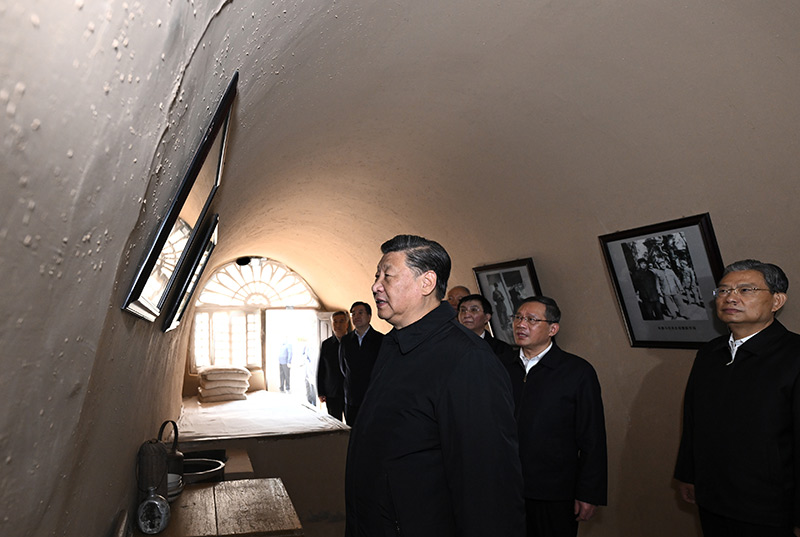 　　10月27日，中共中央總書記、國家主席、中央軍委主席習近平帶領(lǐng)中共中央政治局常委李強、趙樂際、王滬寧、蔡奇、丁薛祥、李希，瞻仰延安革命紀念地。這是習近平等在楊家?guī)X參觀朱德舊居。