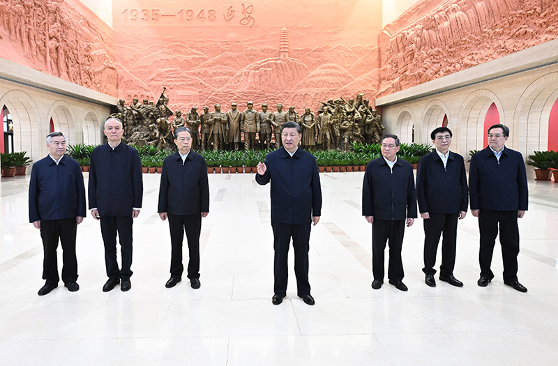 　　10月27日，中共中央總書記、國家主席、中央軍委主席習近平帶領(lǐng)中共中央政治局常委李強、趙樂際、王滬寧、蔡奇、丁薛祥、李希，瞻仰延安革命紀念地。這是習近平在延安革命紀念館參觀《偉大歷程——中共中央在延安十三年歷史陳列》結(jié)束時發(fā)表重要講話。