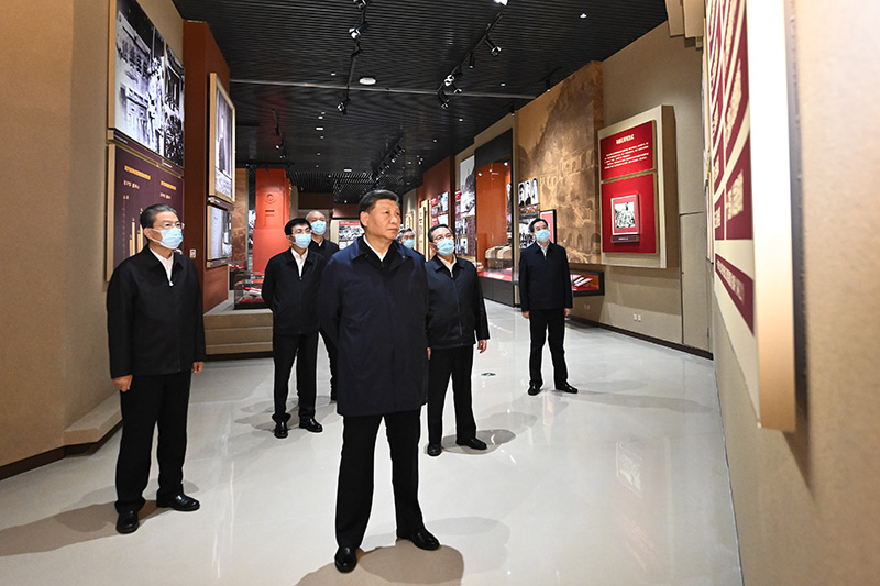 　　10月27日，中共中央總書記、國家主席、中央軍委主席習近平帶領(lǐng)中共中央政治局常委李強、趙樂際、王滬寧、蔡奇、丁薛祥、李希，瞻仰延安革命紀念地。這是習近平等在延安革命紀念館，參觀《偉大歷程——中共中央在延安十三年歷史陳列》。